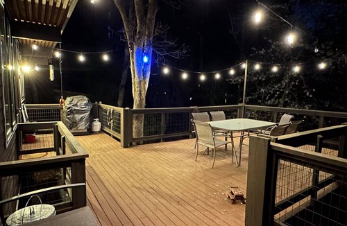 Southeast Eugene House | One of a kind home in the trees! 3-bedroom home in Eugene with WiFi, AC