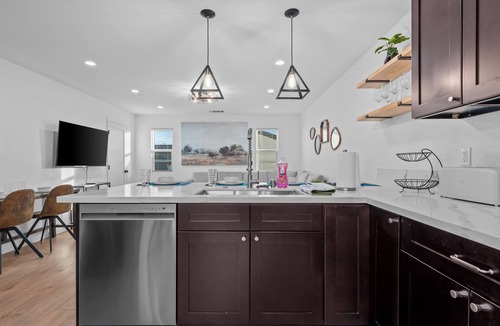 Colton House | One World House with King Bed
