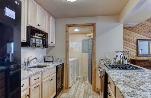 Sunriver House | Open dog-friendly home w/WiFi, private hot tub, guest bikes, and SHARC passes
