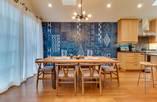 Concordia House | Open layout home in quiet location, close to shops/restaurants - free WiFi
