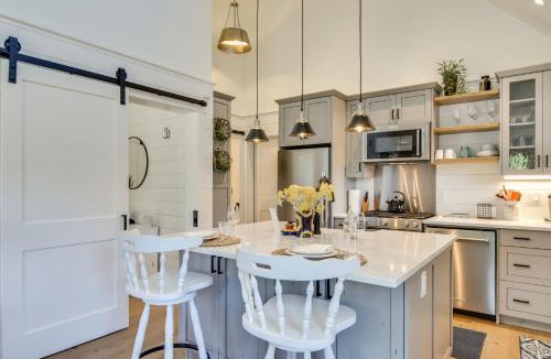 Sherwood House | Oregon Wine Country Retreat: Sip & Dine Outside