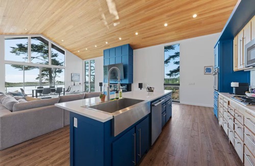 Port Orford House | Osprey House - Hemlock Suite - Ocean & Lake Views