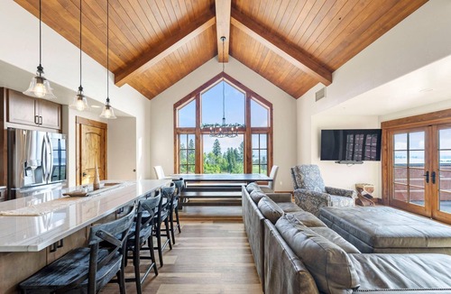 Tamarack Apartment | Osprey's Penthouse|Exclusive Tamarack Perks