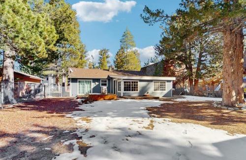 Tahoe Paradise House | Outdoor adventures in South Lake Tahoe walk to Lake Baron & golf courses