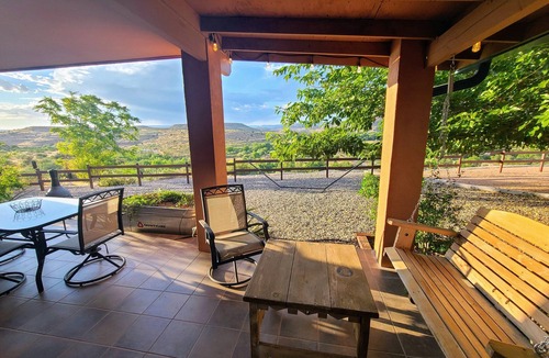 Cornville Cottage | Overlook Sedona in the horizon and wine valley below, hike, relax! 2BR