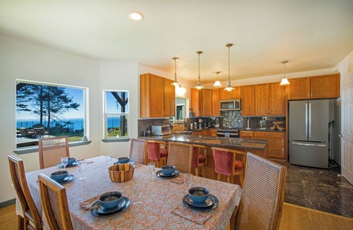 Shelter Cove House | Overlooking the ocean, sleeps 7, kid and pet friendly, pergola with privacy.