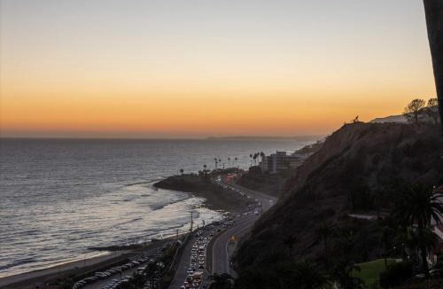 Pacific Palisades House | Pacific Palisades 3BR with Fire Pit by Colby and Conrad