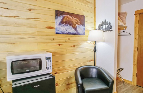 Estes Park Hotel | pacious Upper-Level Hotel Queen and Full-size beds with Views 208-210
