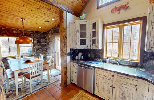 Spanish Valley Cabin | Pack Creek ~ Gate House : Beautiful Fully Renovated Cabin. Copper Soaking Tub. High-End Kitchen