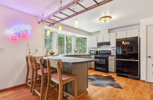Packwood House | Packshack - Cozy Ski Cabin Mins From White Pass 2 Bedroom Home
