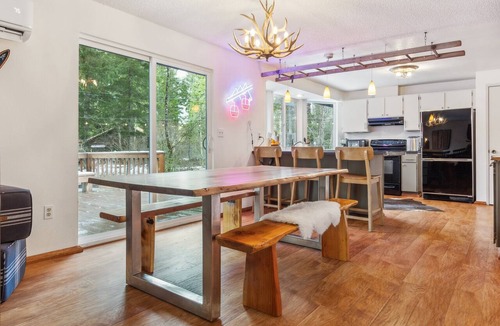 Packwood House | Packshack - Cozy Ski Cabin Mins From White Pass 2 Bedroom Home
