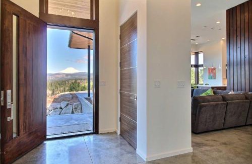 White Salmon House | 'Pahto's Retreat' Luxe White Salmon Home: Hot Tub