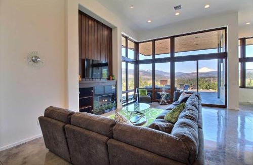 White Salmon House | 'Pahto's Retreat' Luxe White Salmon Home: Hot Tub