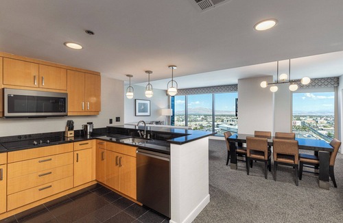 Las Vegas Resort | Panoramic Jacuzzi Suite - Center Strip - Projection Screen TV - Sleeps 14