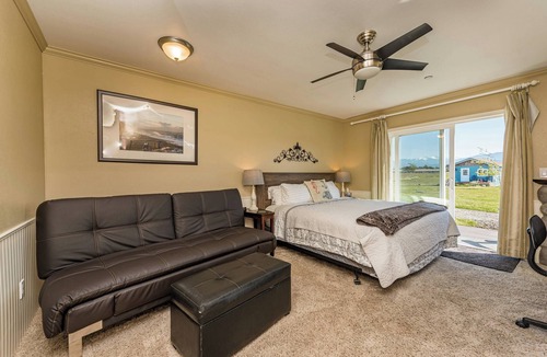 Sequim Hotel | Panoramic Mountain views from your King room