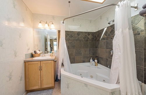 Sequim Hotel | Panoramic Mountain views from your King room
