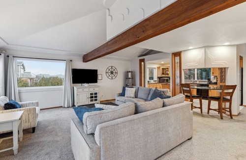 Kiwanda Shores House | Panoramic Ocean and Mtn Views, Spacious Home with Decks and Beach Access Nearby