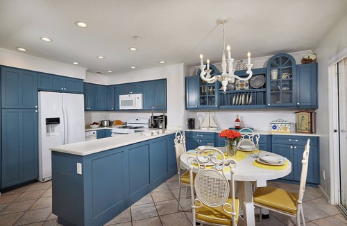 Townsite Condo | Panoramic Ocean View White Sandy Beaches Community Jacuzzi
