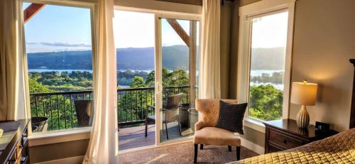 Carrolls Apartment | Panoramic River Views - Nature Framed in Every Window