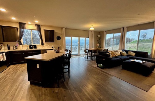 The Dalles House | Panoramic ViewPad: river, deck with fire pit, game room, 5mins to town! Pets ok!