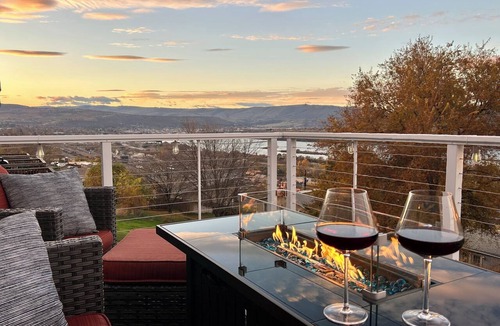 The Dalles House | Panoramic ViewPad: river, deck with fire pit, game room, 5mins to town! Pets ok!