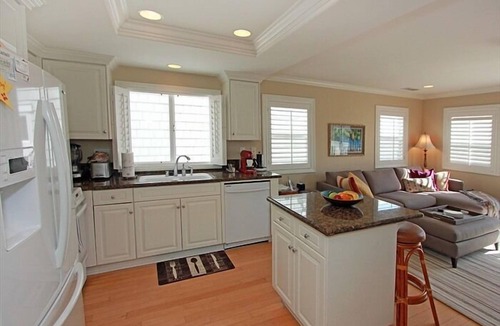West Newport House | Paradise Beach House/Ocean Views, 30 seconds walk to Beach & Family Friendly