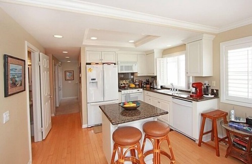 West Newport House | Paradise Beach House/Ocean Views, 30 seconds walk to Beach & Family Friendly