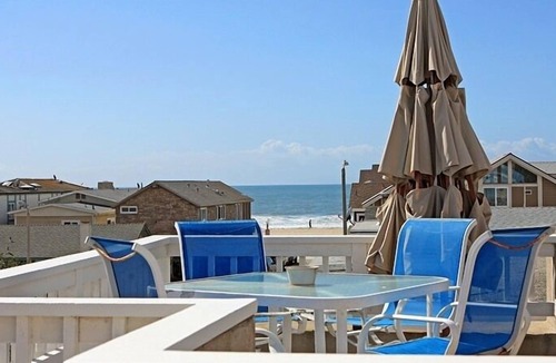 West Newport House | Paradise Beach House/Ocean Views, 30 seconds walk to Beach & Family Friendly