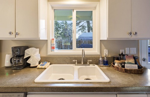 Southwest Bend House | Park Place- Private Bend Retreat with Hot Tub Under the Stars