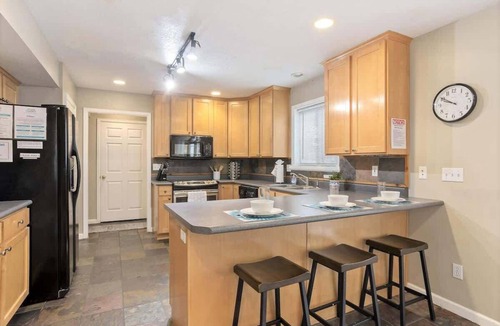 Midvale House | Parkside Escape *HotTub*BBQ* Near Ski Resorts*Park
