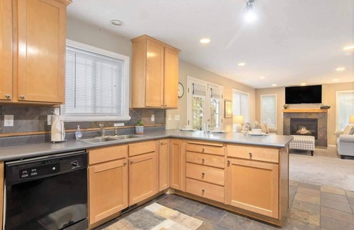 Midvale House | Parkside Escape *HotTub*BBQ* Near Ski Resorts*Park