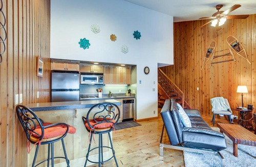 Century West House | Patio & Pool Access! Year-Round Base in Bend