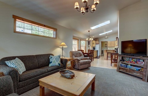 River West Cottage | Peaceful Bend Cottage Stay Near Drake Park and Century Drive