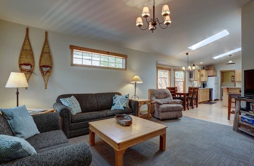 River West Cottage | Peaceful Bend Cottage Stay Near Drake Park and Century Drive