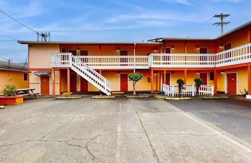 Rockaway Beach House | Peaceful Dog Friendly Room with Kitchenette Near the Beach and Downtown