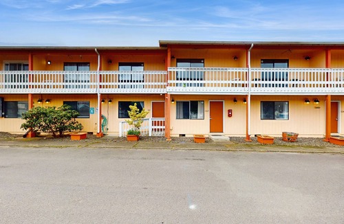 Rockaway Beach House | Peaceful Dog Friendly Room with Kitchenette Near the Beach and Downtown