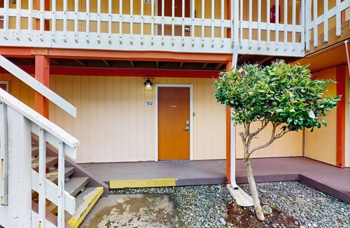 Rockaway Beach House | Peaceful Dog Friendly Room with Kitchenette Near the Beach and Downtown