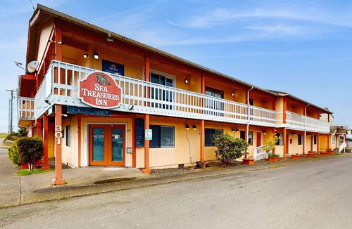Rockaway Beach House | Peaceful Dog Friendly Room with Kitchenette Near the Beach and Downtown