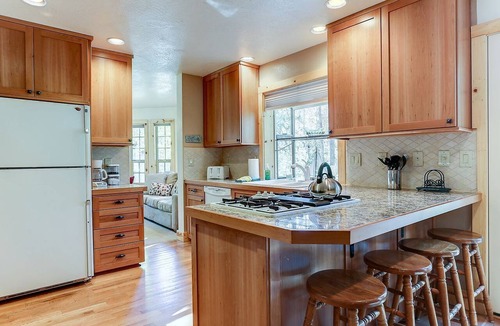 Deer Park Cabin | Peaceful Family Friendly Cabin with Private Hot Tub and Deck close to Fort Rock Park and Sunriver Marina, Oregon