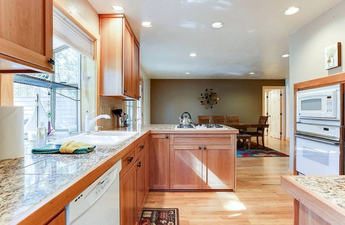 Deer Park Cabin | Peaceful Family Friendly Cabin with Private Hot Tub and Deck close to Fort Rock Park and Sunriver Marina, Oregon