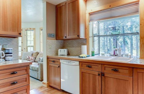Deer Park Cabin | Peaceful Family Friendly Cabin with Private Hot Tub and Deck close to Fort Rock Park and Sunriver Marina, Oregon
