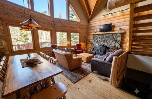 Enterprise House | Peaceful log cabin retreat with wildlife, mountain and lake views