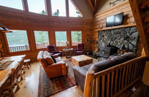 Enterprise House | Peaceful log cabin retreat with wildlife, mountain and lake views