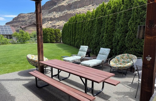 Sunland Estates Apartment | Peaceful lower studio with AC in charming Quincy sunland estates near river.