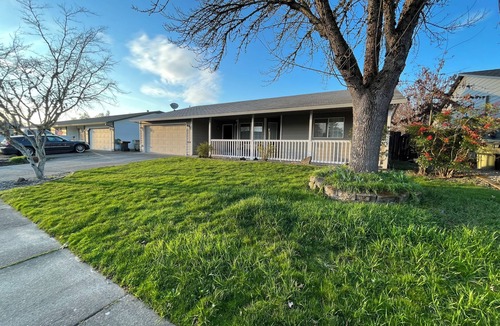 Hillsboro House | Peaceful Ranch-style Single level 3B Retreat