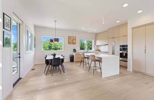 Southern Crossing House | Peak and Pint | Perched Above Old Mill with Mountain Views & Walkable Bend Location