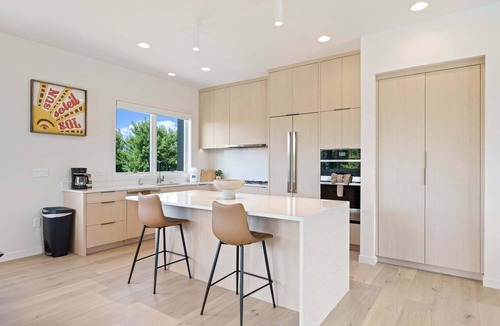Southern Crossing House | Peak and Pint | Perched Above Old Mill with Mountain Views & Walkable Bend Location