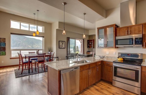 Manson Condo | Penthouse 3 - Incredible Views, Pool, Walk to Town