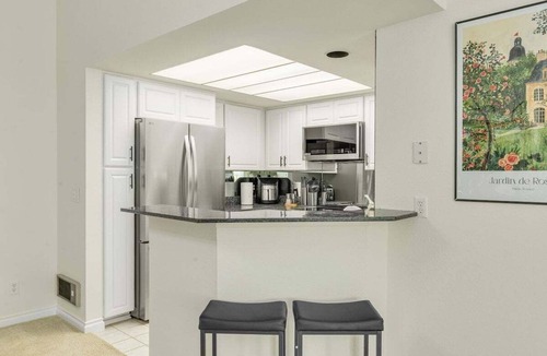 Northwest Bellevue House | Perch - Garden Villa Retreat, DT Bellevue 2BR Free Parking