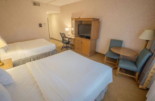 Raisin Hotel | Perfect Airport Stop – 4 Relaxing Units w/Shuttle, Gym & Onsite Dining!
